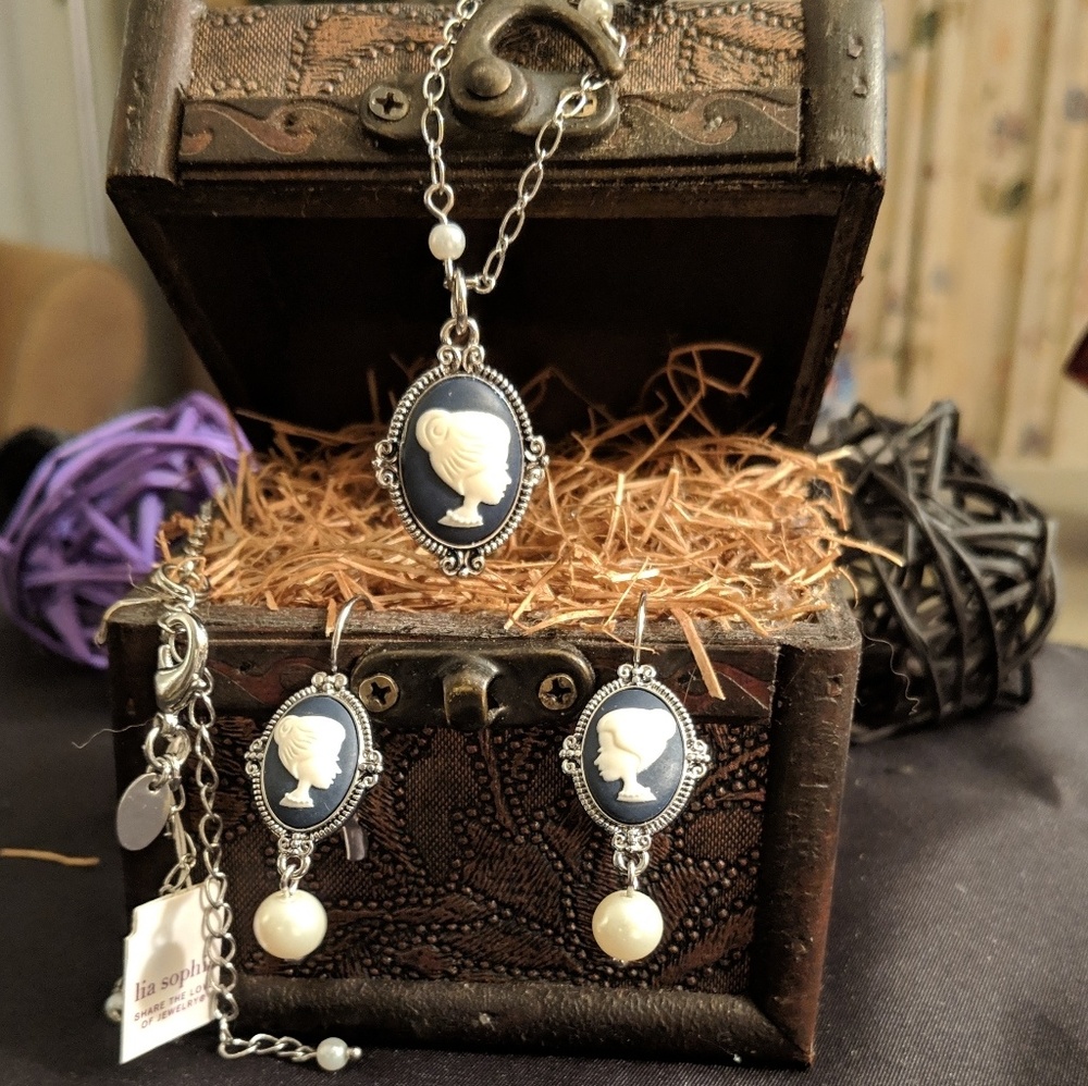 🆕🎁 Cameo Necklace & Earring Set Lia Sophia NIB